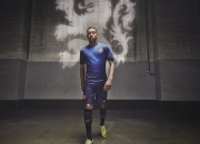 开云体育直播-克瓦拉茨赫利亚的爆发，那不勒斯新王如何在拜仁的全面压制下照亮巴萨的夜空