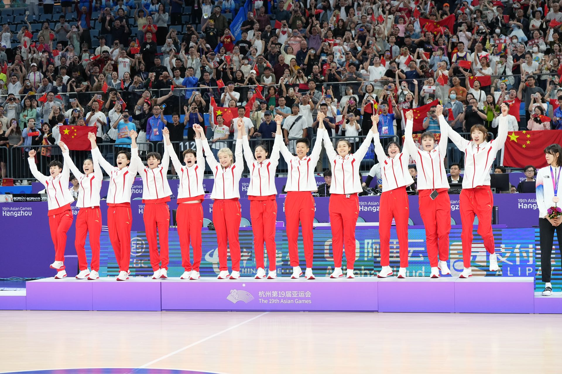 包含爱尔兰女篮在全英冠军赛上取得胜利，登上领奖台的词条