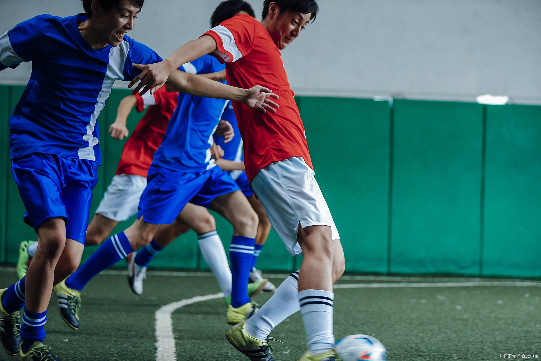 运动员们在足球场上奋力拼搏，展现最佳状态