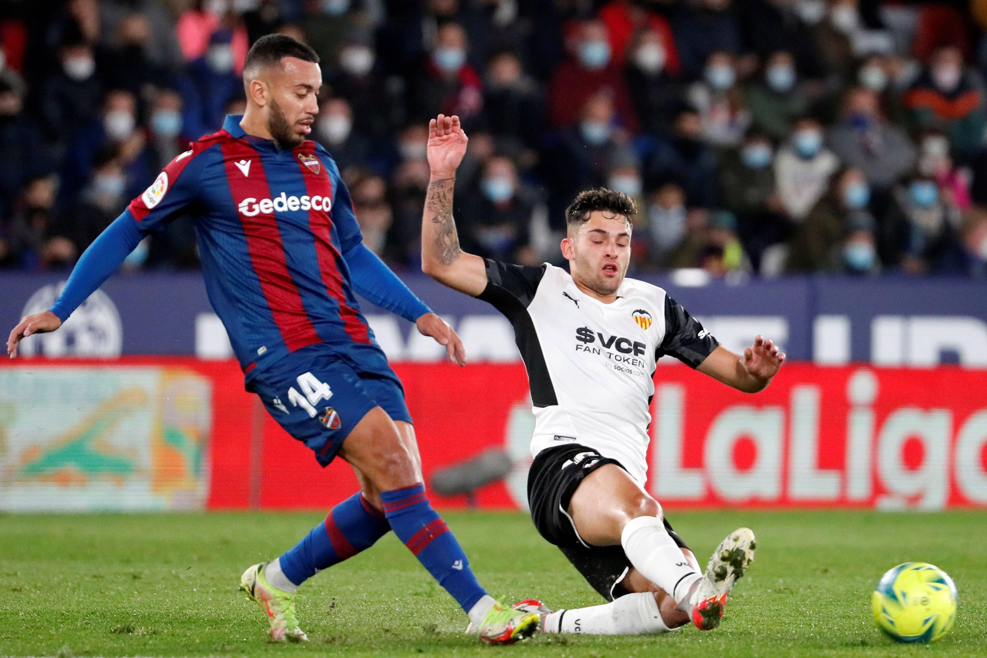 柏林赫塔队员争先恐后,助球队赢得胜利的简单介绍 柏林赫塔队员争先恐后,助球队赢得胜利的简单介绍