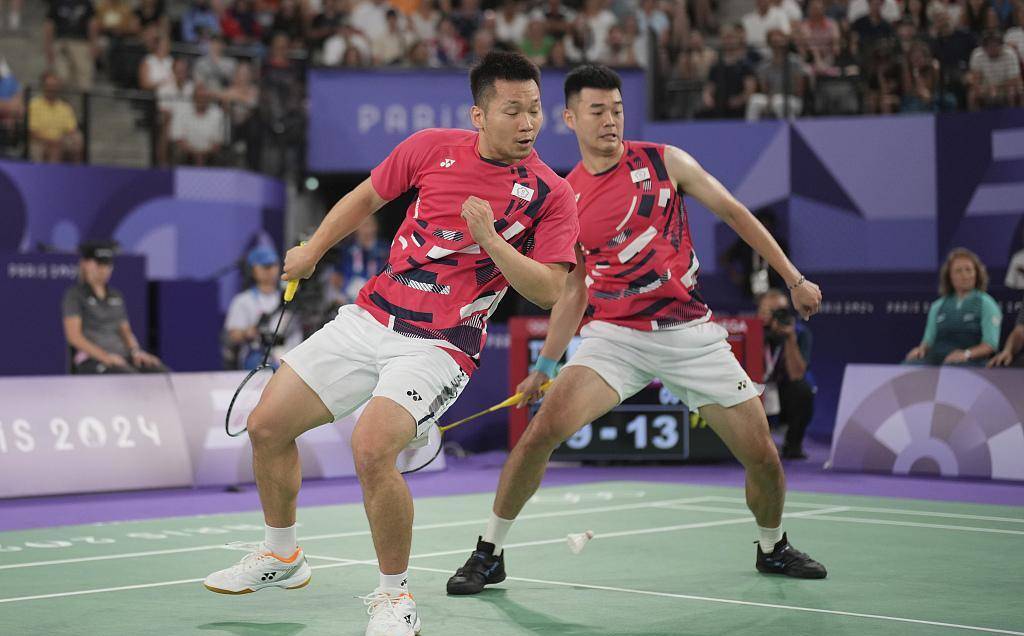 羽毛球项目比赛现场气氛火爆，选手斗志昂扬的简单介绍