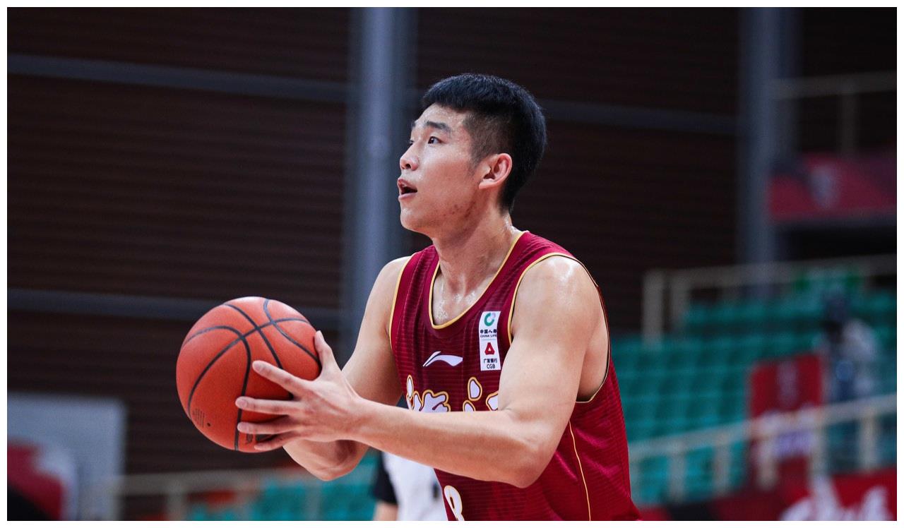 湖北男篮奋力拼搏,生龙活虎 湖北男篮奋力拼搏,生龙活虎