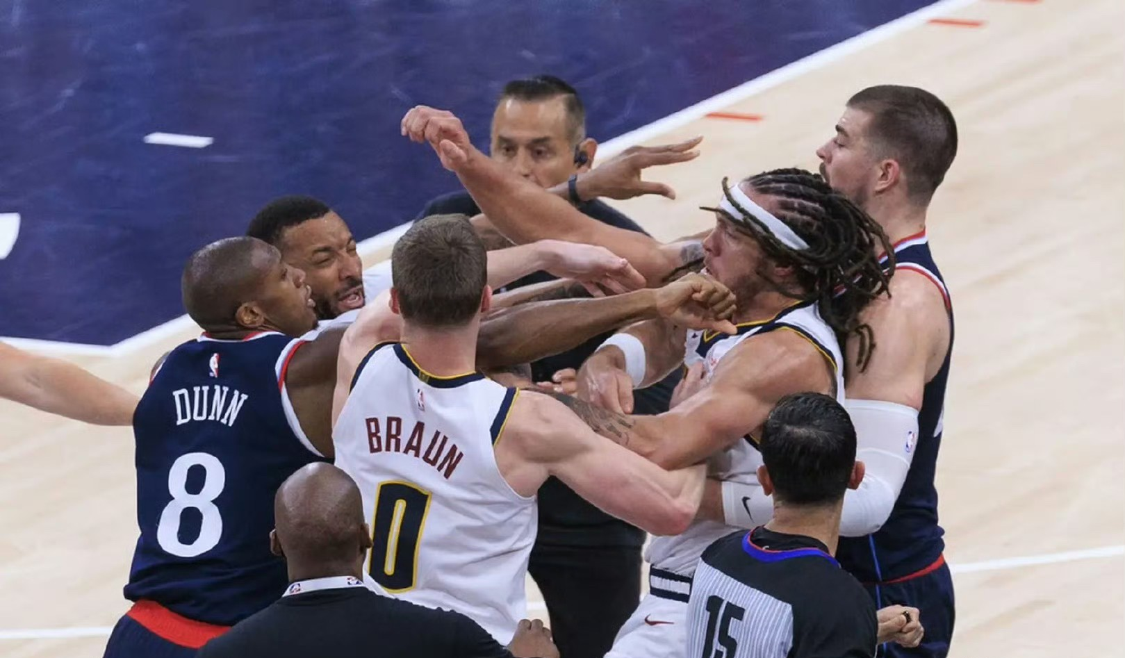 关于火药味十足：球场上的激烈比拼的信息