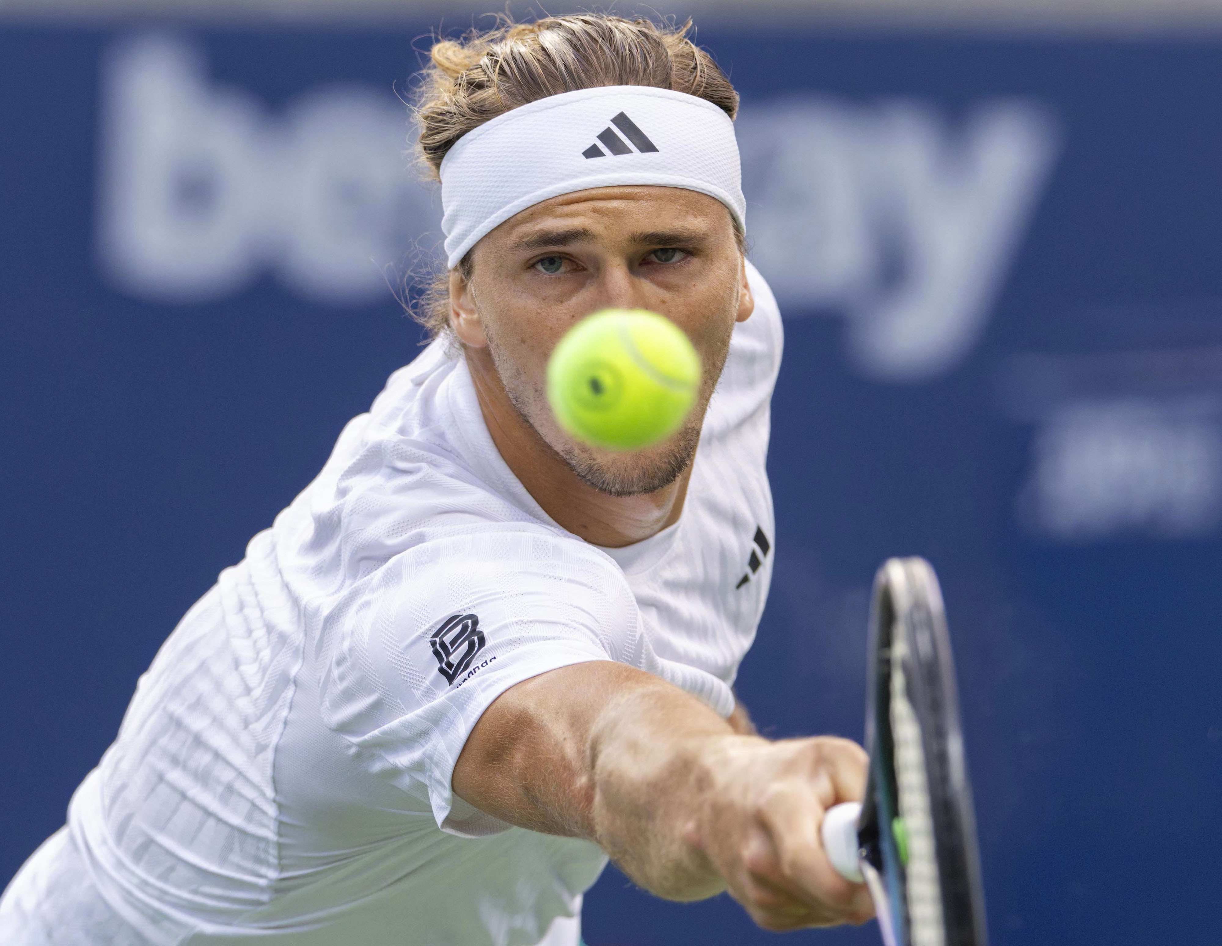 包含世界网球队血洗美国网球队，兹维列夫统治全场的词条