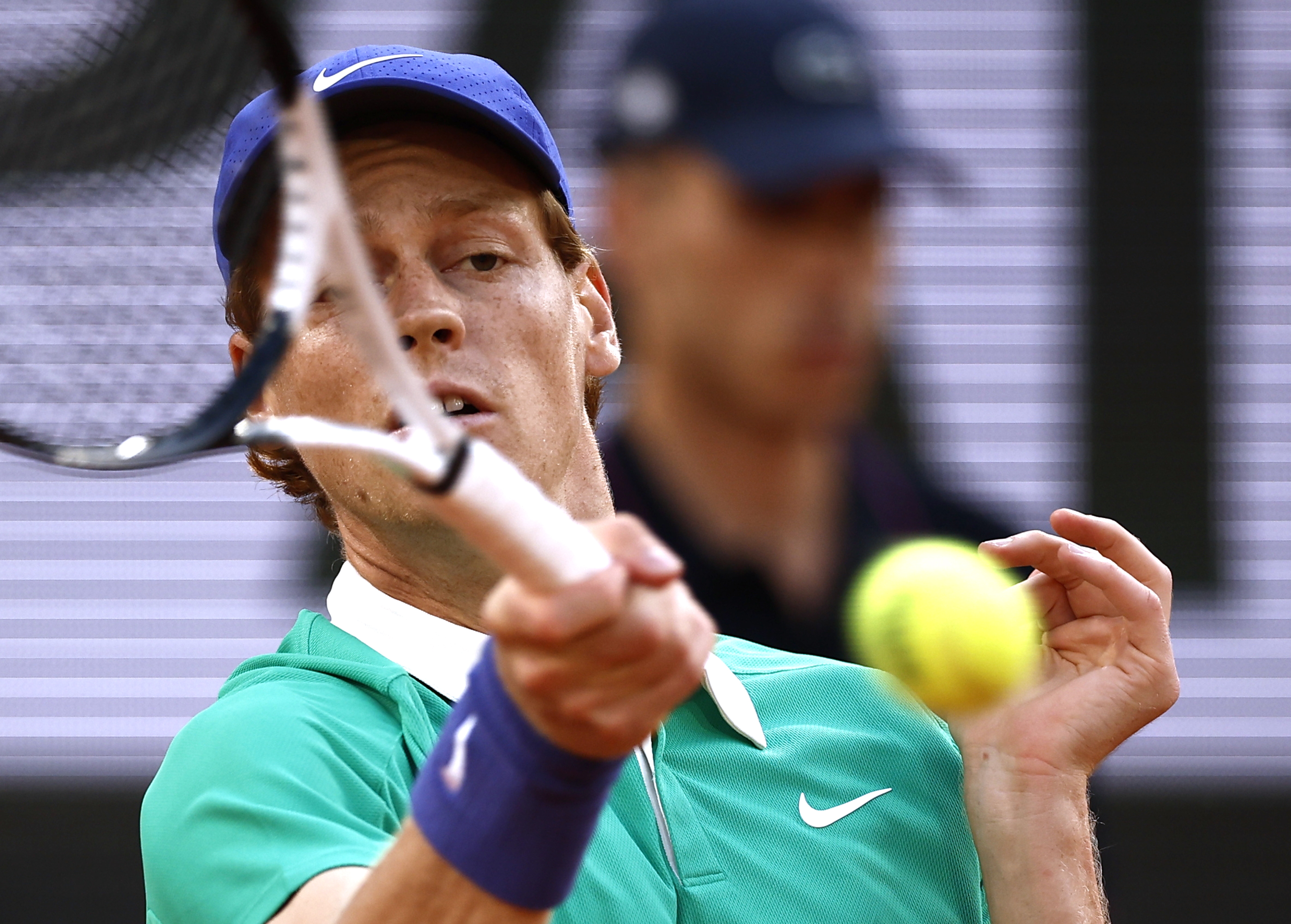 法网横扫戴维斯杯，辛纳高光表现