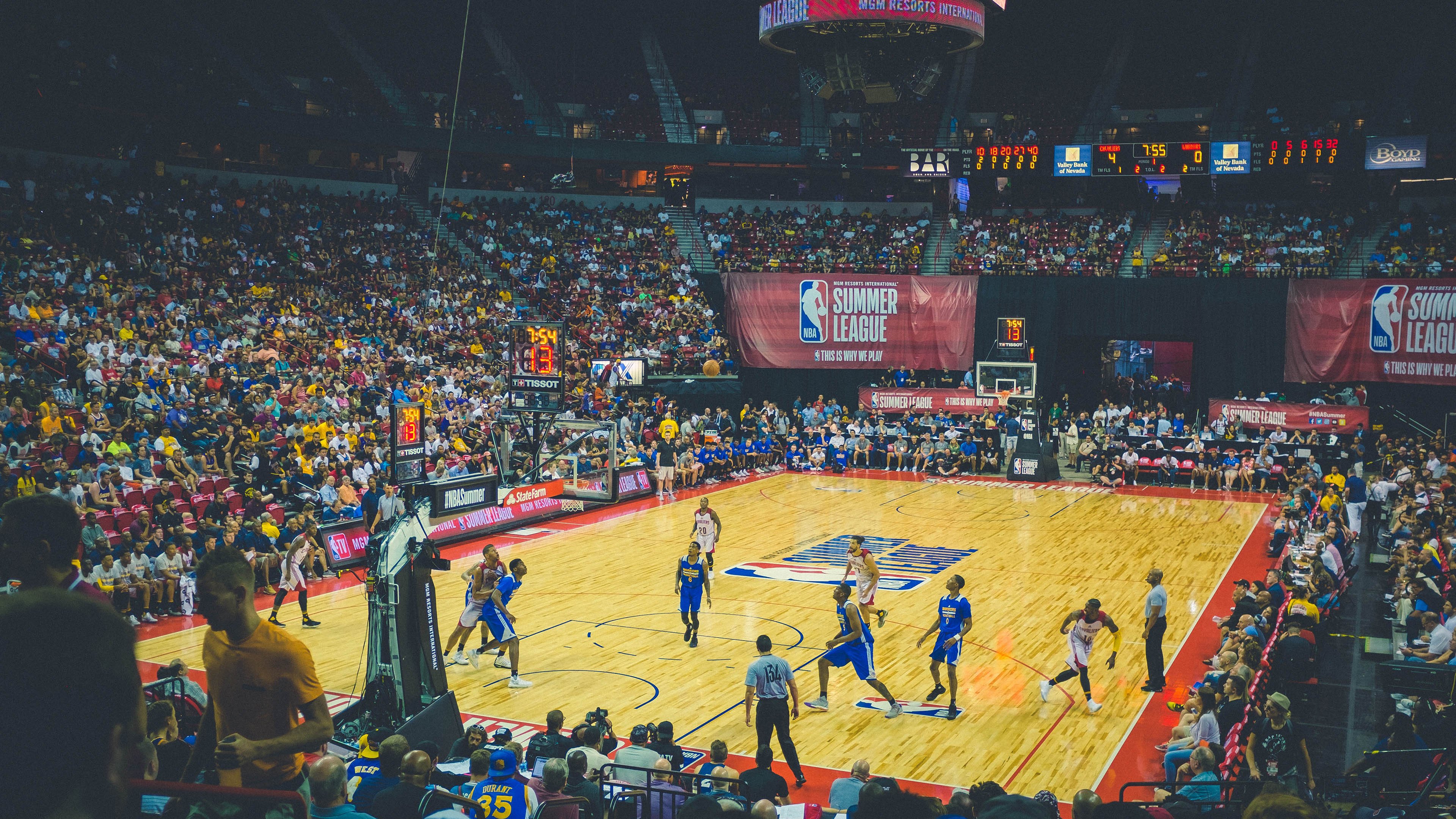 森林狼对阵马刺，莫兰特刷新纪录，青春风暴席卷联盟